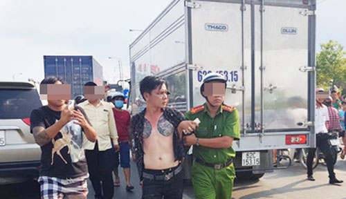 dien bien moi nhat vu tai xe lao o to vao 2 xe tuan tra csgt nao loan duong pho 2