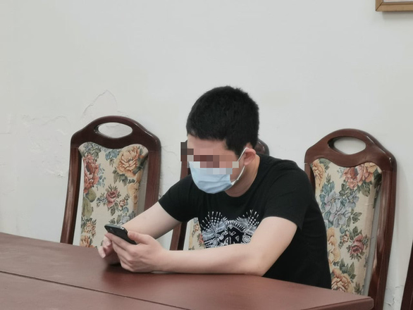 thanh nien khac nho dung khau trang lau mieng trong thang may chung cu khai gi thanh nien khac nho dung khau trang lau mieng trong thang may chung cu khai gi