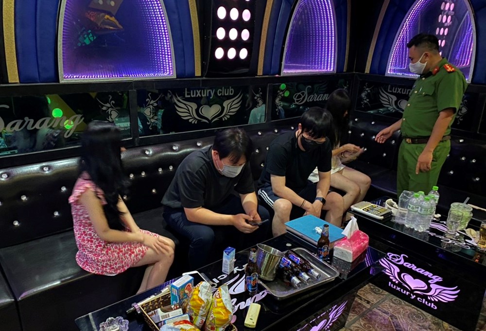 dot kich karaoke ori bat qua tang 3 chan dai phuc vu 5 khach nuoc ngoai