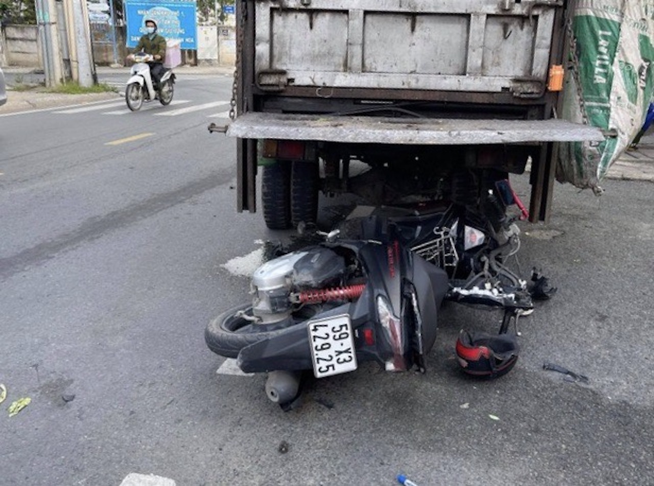 vu tong vao duoi xe cho rac dang dau nguoi dan ong tu vong camera thu hinh anh gi 