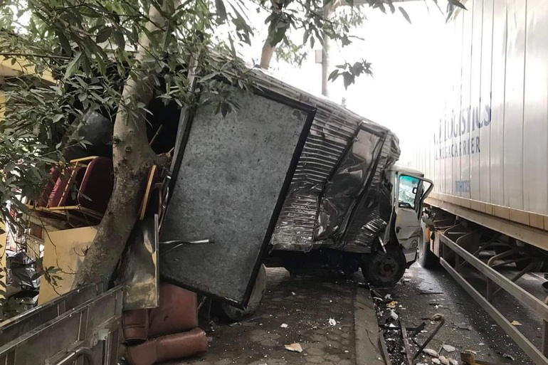 kinh hoang khoanh khac container dam truc dien xe tai hat vang len ve duong kinh hoang khoanh khac container dam truc dien xe tai hat vang len ve duong