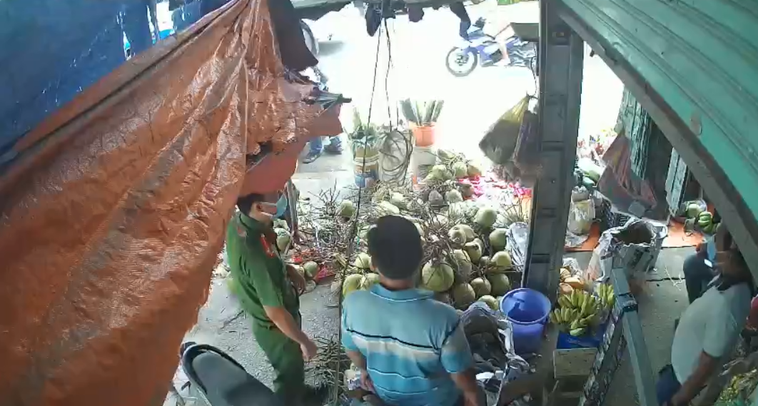 vu vo chong ban trai cay bi trom nhieu tien vang camera ghi hinh anh gi 