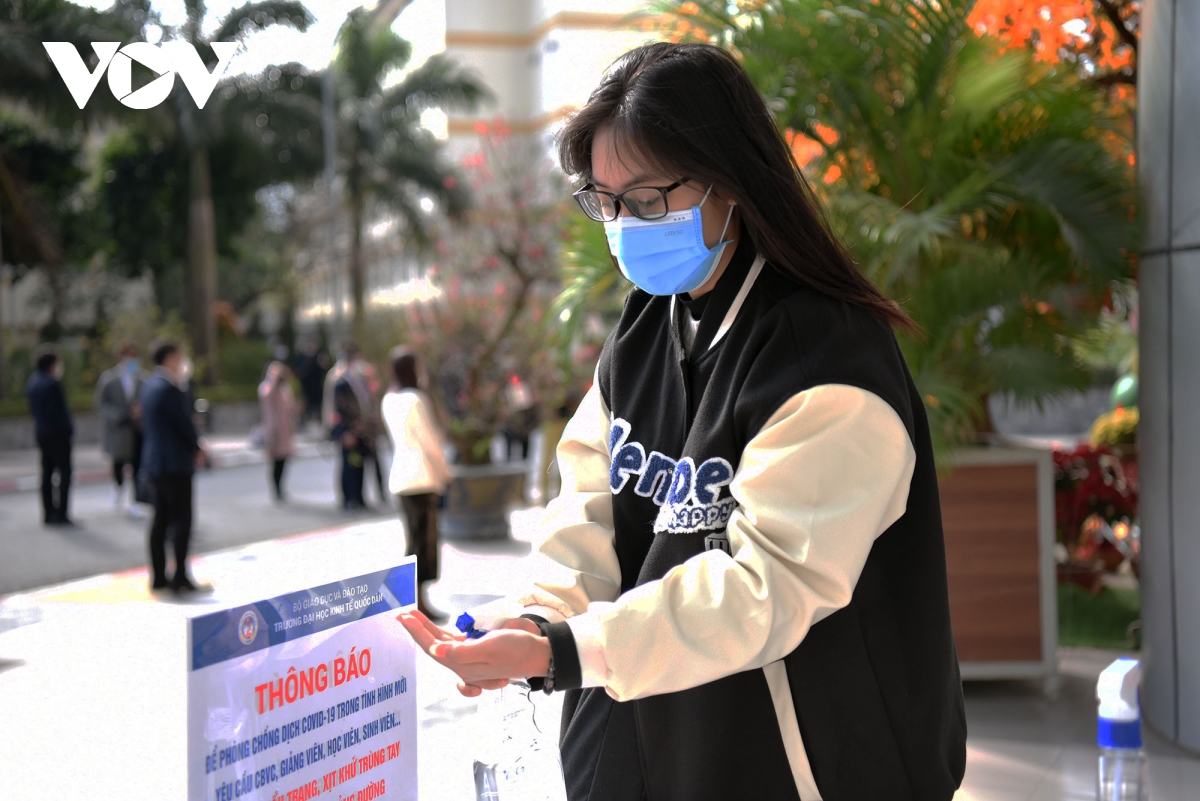 sinh vien deo gang tay mang binh nuoc rieng trong ngay dau tro lai giang duong 2