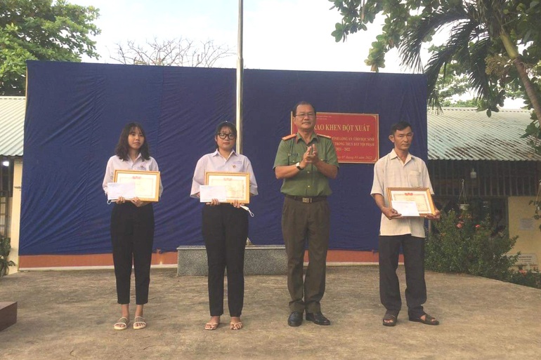 tung cuoc dap nga xe ten cuop 2 nu sinh duoc giam doc cong an tinh khen thuong tung cuoc dap nga xe ten cuop 2 nu sinh duoc giam doc cong an tinh khen thuong