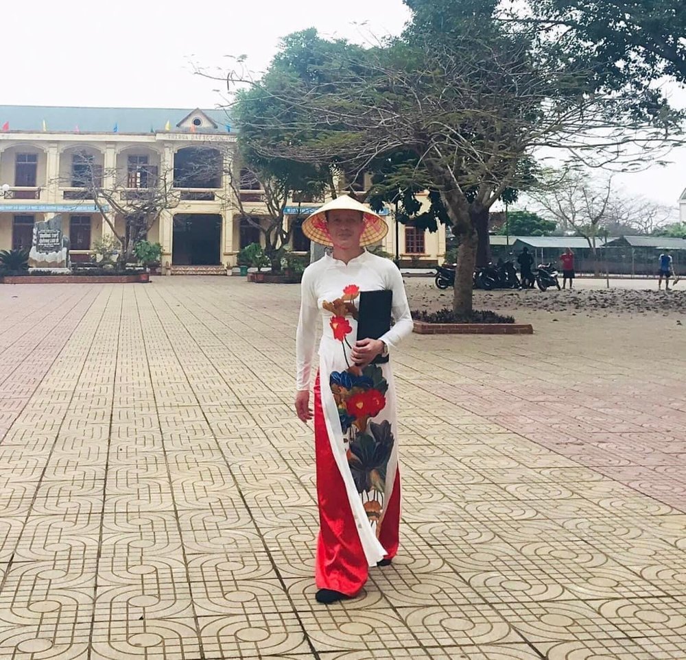 buc anh thay giao o nghe an mac ao dai nu thuot tha gay xon xao nha truong noi gi 2 buc anh thay giao o nghe an mac ao dai nu thuot tha gay xon xao nha truong noi gi 2