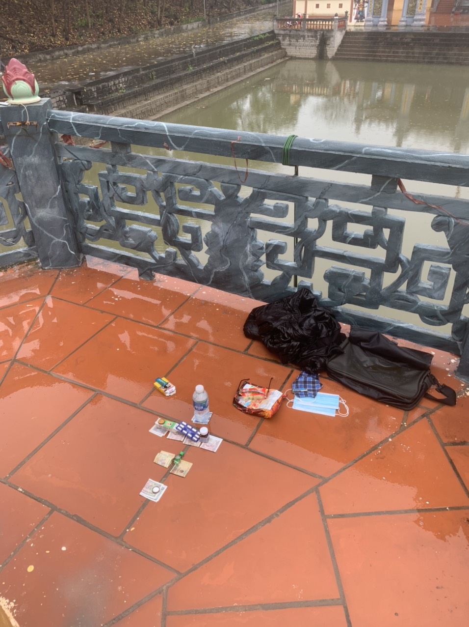 vu nguoi dan ong chet trong tu the treo co duoi chan tuong phat trong chua hien truong co gi vu nguoi dan ong chet trong tu the treo co duoi chan tuong phat trong chua hien truong co gi
