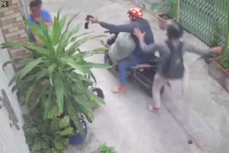 vu clip trom cho xit thang hoi cay vao mat nu chu nha nan nhan ke gi 2 vu clip trom cho xit thang hoi cay vao mat nu chu nha nan nhan ke gi 2