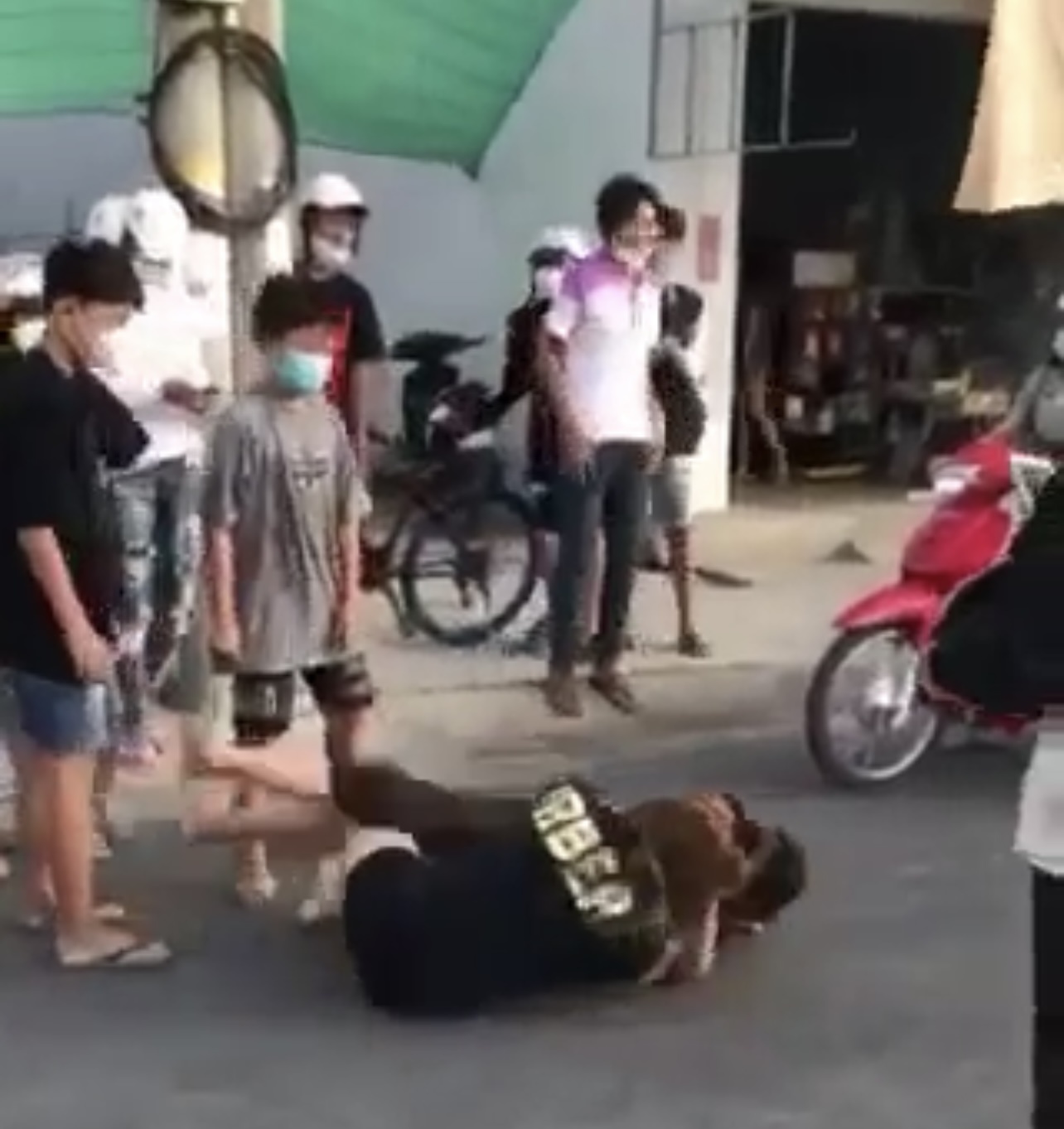 lai xuat hien clip 2 thieu nu danh nhau du doi giua duong lai xuat hien clip 2 thieu nu danh nhau du doi giua duong