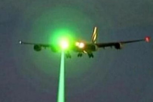 may bay bi chieu laser khi ha canh tai san bay chu lai may bay bi chieu laser khi ha canh tai san bay chu lai