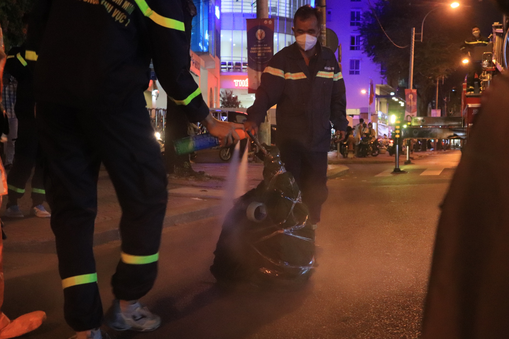 canh sat dieu xe chuyen dung pha to ong vo ve khong lo treo lo lung tren cay me 2