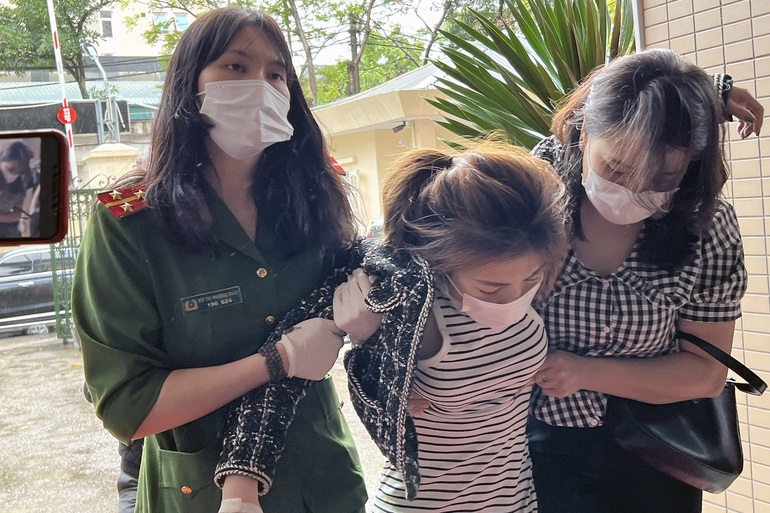 nu nghi pham phong hoa lam 1 nguoi chet o ha noi duoc cong an diu ve tru so
