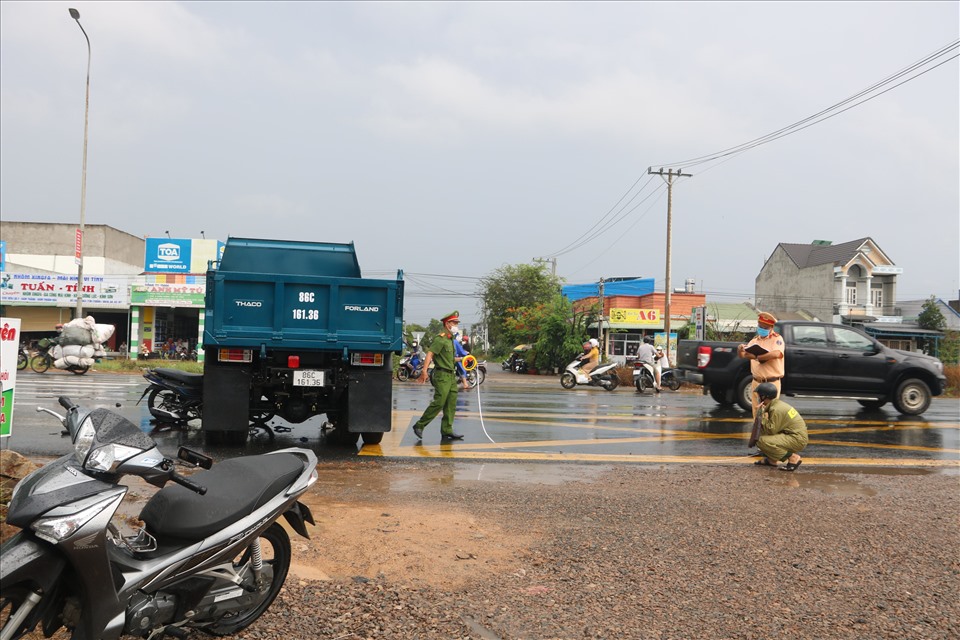 xe may gam chat hong xe ben giua troi mua nam sinh 16 tuoi tu vong thuong tam xe may gam chat hong xe ben giua troi mua nam sinh 16 tuoi tu vong thuong tam