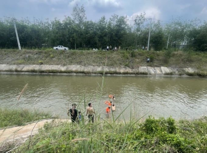 khoanh khac may cay dang chay bat ngo lao xuong kenh 2 nguoi chet khoanh khac may cay dang chay bat ngo lao xuong kenh 2 nguoi chet