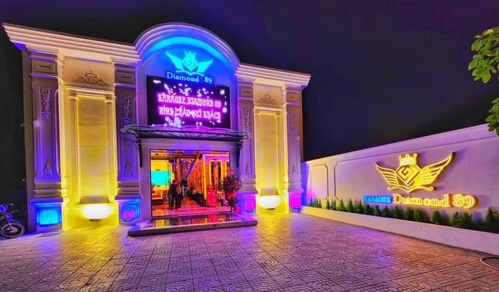 dot kich karaoke diamond 89 bat qua tang 10 tiep vien mac xuyen thau tro chuyen cung khach 2 dot kich karaoke diamond 89 bat qua tang 10 tiep vien mac xuyen thau tro chuyen cung khach 2