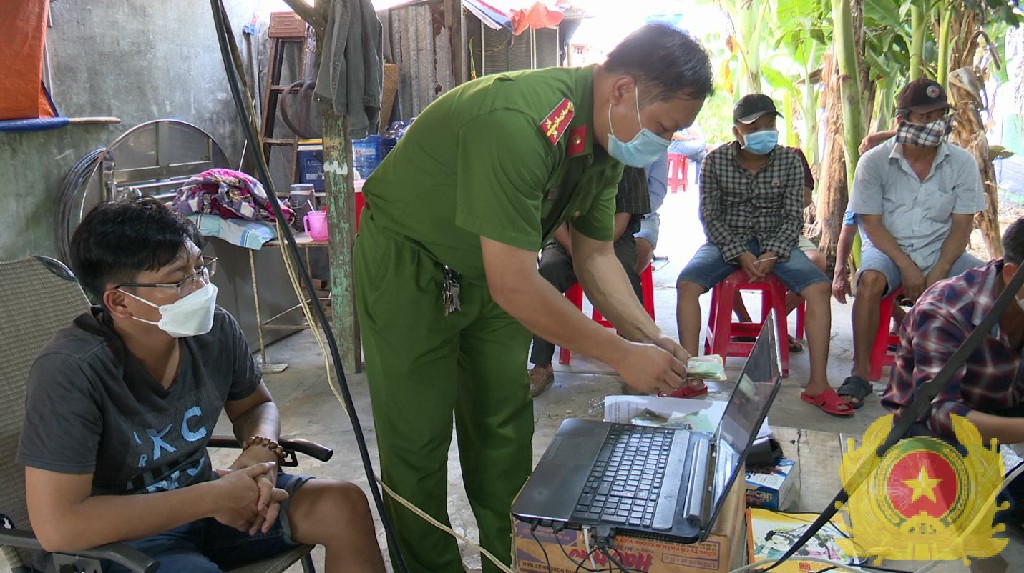 thanh nien tat nguyen ngoi xe lan dieu hanh o danh bac cuc khung 5