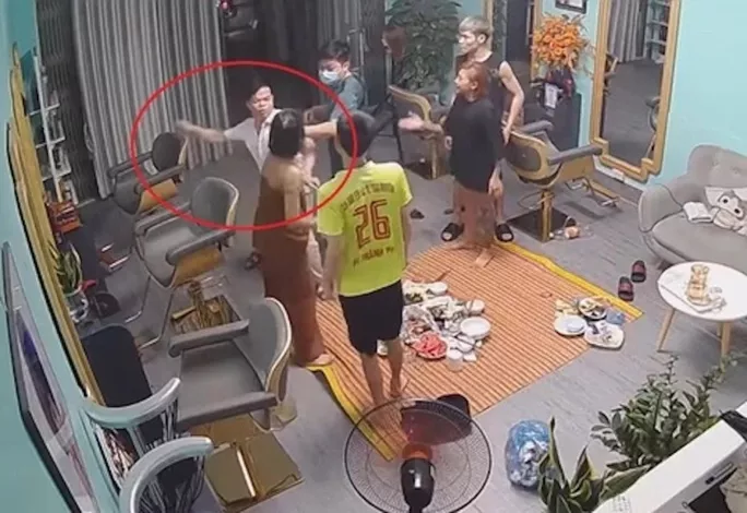 thong tin bat ngo vu pho truong cong an phuong bi to xong vao tiem toc danh phu nu 2 thong tin bat ngo vu pho truong cong an phuong bi to xong vao tiem toc danh phu nu 2