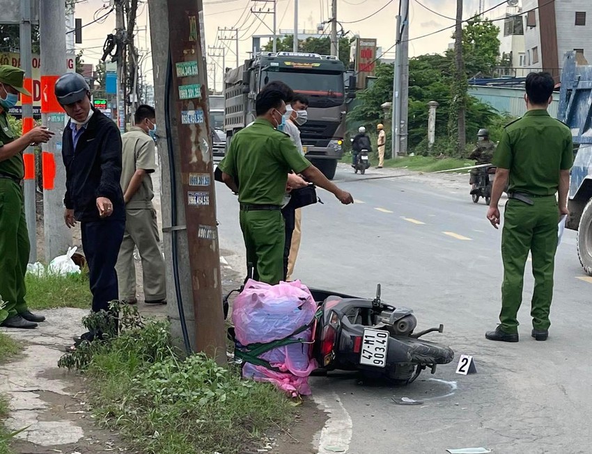 co gai om ban khoc ngat giua duong sau tai nan voi container co gai om ban khoc ngat giua duong sau tai nan voi container
