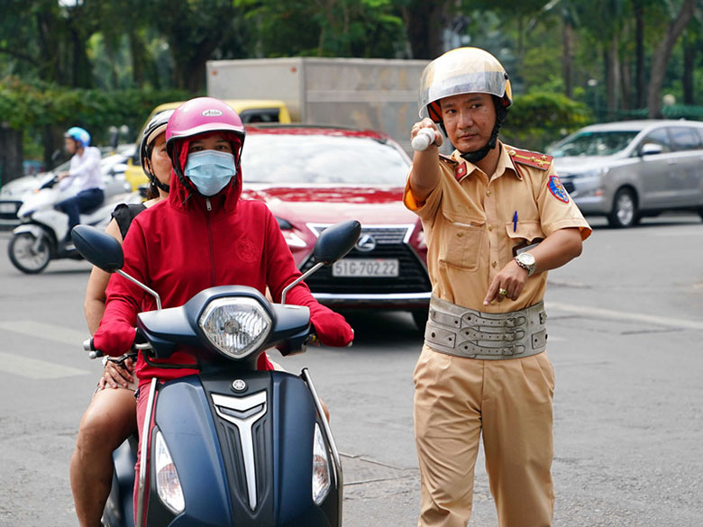 khi dang lai xe may khong duoc lam nhung dieu nay