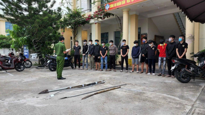 vu 40 thanh nien vac dao kiem bom xang hon chien o da nang ke cam dau la ai 