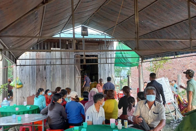 vua dua thi the vo vao nha nguoi chong lang le di ra rung treo co tu tu 2 vua dua thi the vo vao nha nguoi chong lang le di ra rung treo co tu tu 2