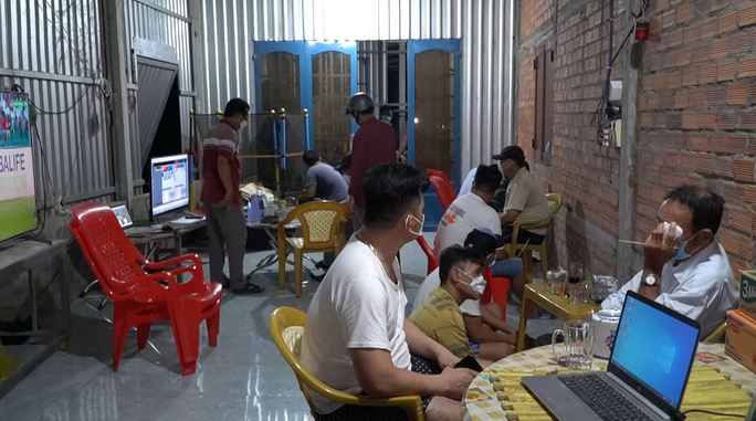 bi mat trong kho chua rom giua canh dong vang