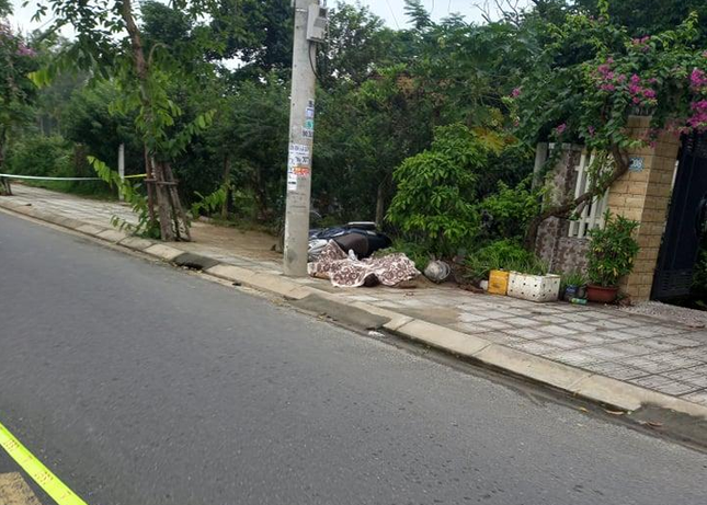 tong xe vao cot dien doi nam nu quoc tich anh tu vong 2 tong xe vao cot dien doi nam nu quoc tich anh tu vong 2