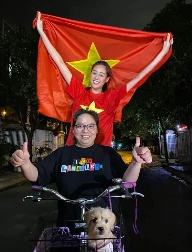 hoa hau thuy tien choi lon ngoi xe may di bao mung u23 viet nam vo dich sea games 31 4 hoa hau thuy tien choi lon ngoi xe may di bao mung u23 viet nam vo dich sea games 31 4