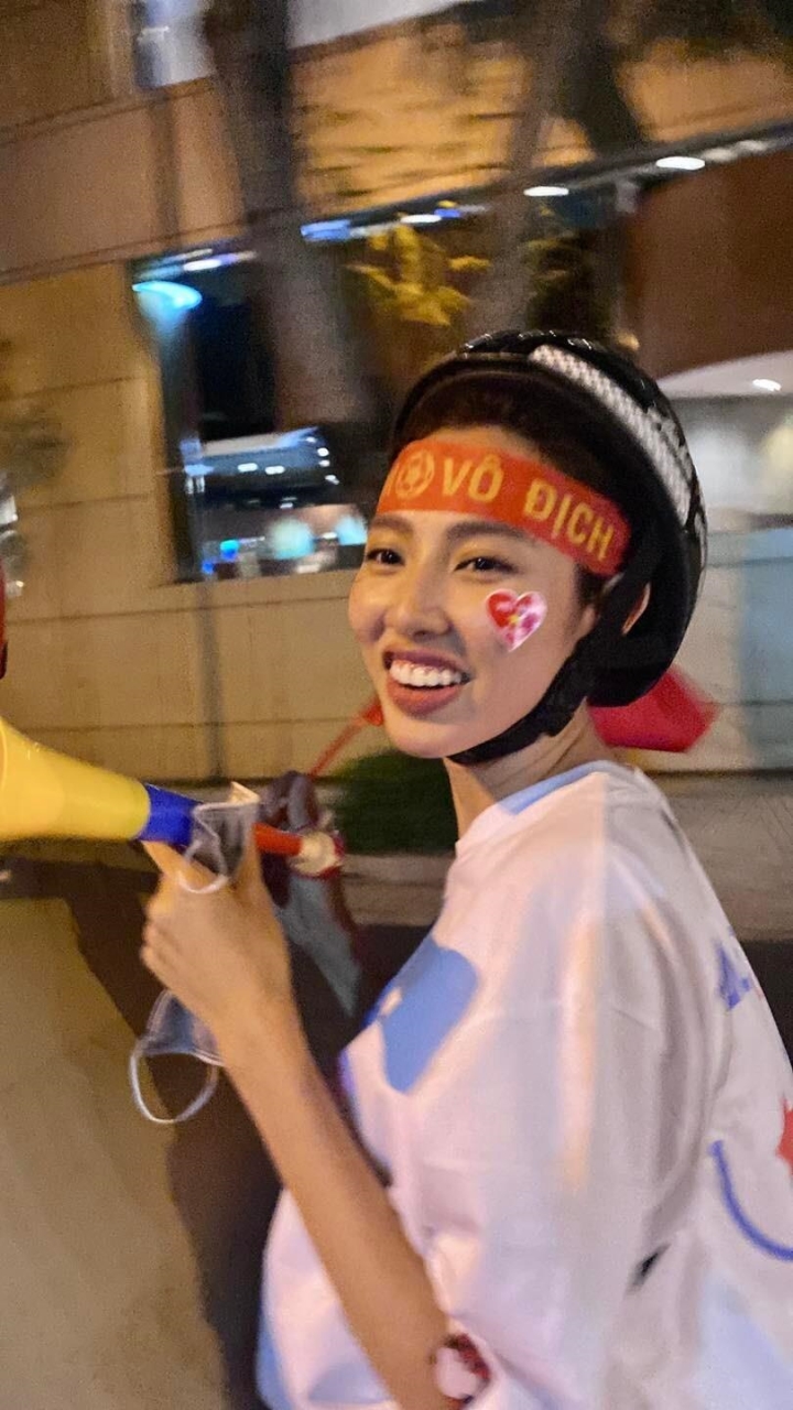 hoa hau thuy tien choi lon ngoi xe may di bao mung u23 viet nam vo dich sea games 311 hoa hau thuy tien choi lon ngoi xe may di bao mung u23 viet nam vo dich sea games 311