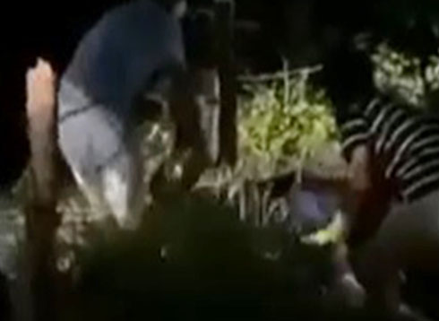 kinh hai phat hien chan nguoi noi len tu cong nuoc