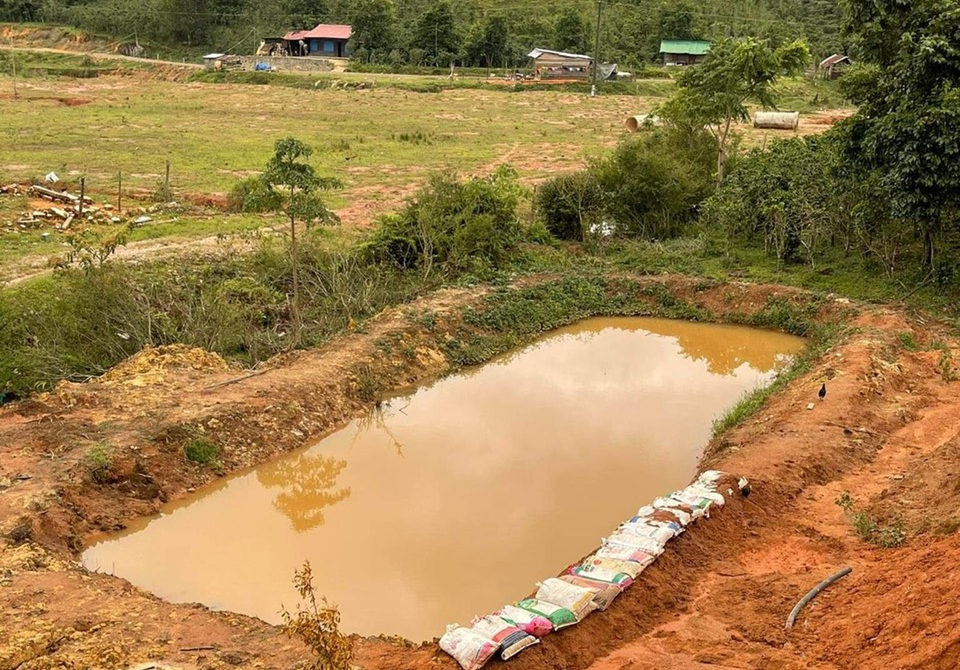 xot xa 2 chau be 9 tuoi duoi nuoc thuong tam trong ho tuoi ca phe xot xa 2 chau be 9 tuoi duoi nuoc thuong tam trong ho tuoi ca phe