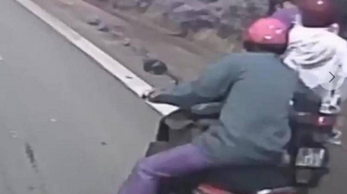 chang trai duoi theo cuu 3 nguoi tren xe may mat phanh o tam dao tiet lo bat ngo chang trai duoi theo cuu 3 nguoi tren xe may mat phanh o tam dao tiet lo bat ngo