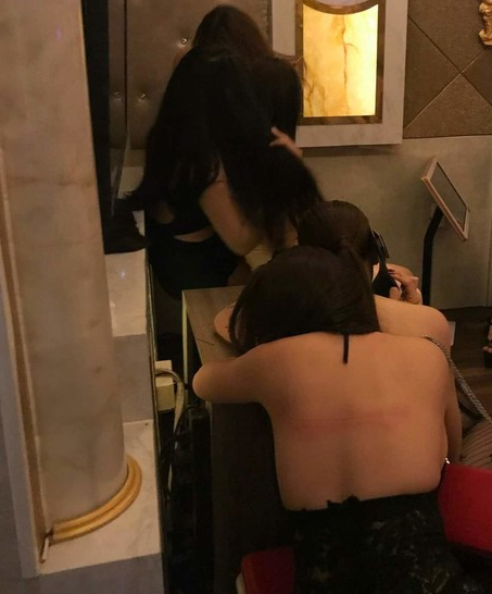 5 tiep vien nha hang an mac mat me phuc vu khach trong can phong khong so 3