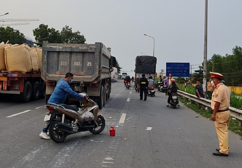 tren duong cho me di kham benh nguoi phu nu bi xe ben can tu vong thuong tam tren duong cho me di kham benh nguoi phu nu bi xe ben can tu vong thuong tam
