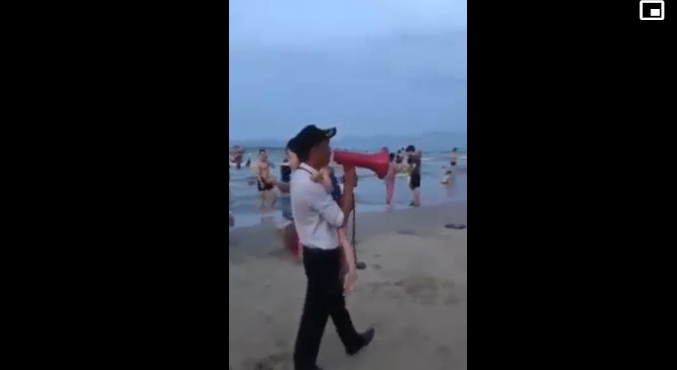 xuc dong clip chu bao ve be be gai 4 tuoi di doc bai bien da nang tim cha me that lac xuc dong clip chu bao ve be be gai 4 tuoi di doc bai bien da nang tim cha me that lac