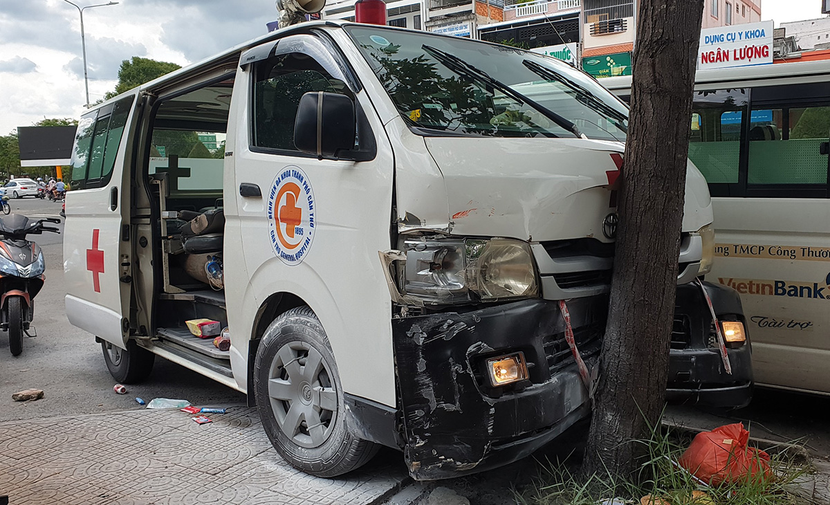 hai hung clip thanh nien cam dao lao vao benh vien cuop xe cap cuu lai khap pho hai hung clip thanh nien cam dao lao vao benh vien cuop xe cap cuu lai khap pho