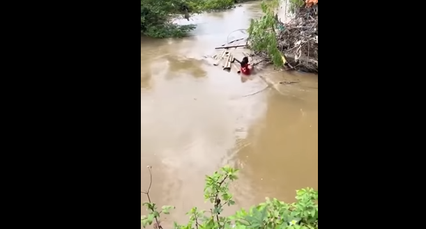 thanh nien tung cuu doi vo chong met ra roi trong mua ret lai lao xuong dong nuoc cuu be gai thanh nien tung cuu doi vo chong met ra roi trong mua ret lai lao xuong dong nuoc cuu be gai