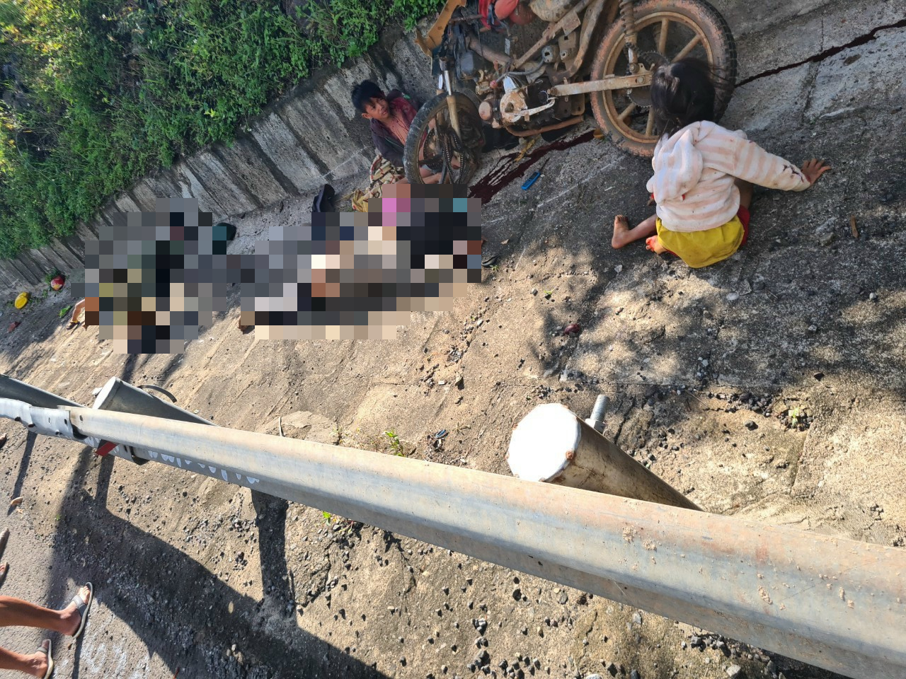 xe may kep 5 tong vao ta luy khi do deo vo chet chong cung 3 con bi thuong xe may kep 5 tong vao ta luy khi do deo vo chet chong cung 3 con bi thuong
