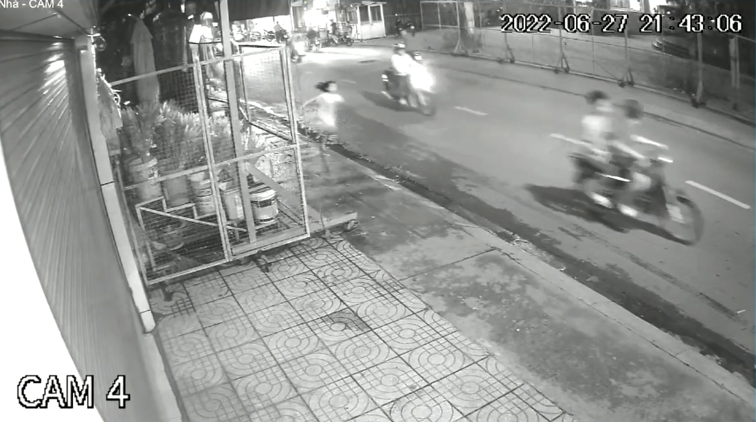 dang ban hai san bi giat dien thoai be gai 10 tuoi chay bo duoi theo cuop