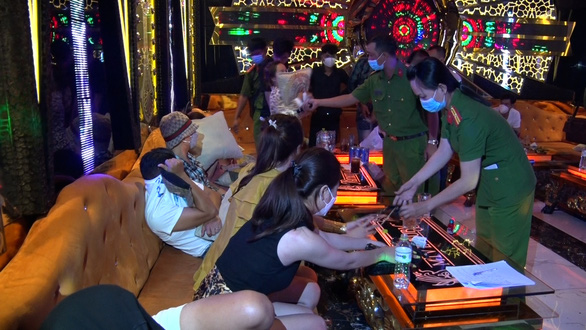tin tuc phap luat moi nhat ngay 5 7 132 138 nguoi trong quan karaoke duong tinh voi ma tuy