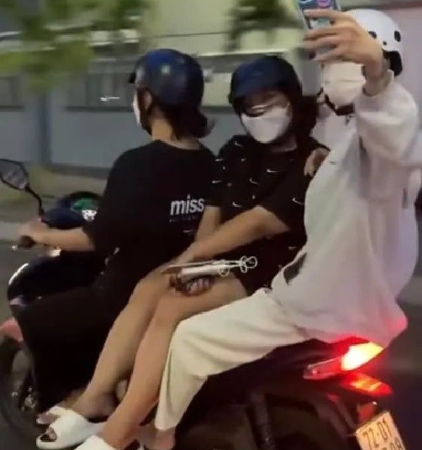 xuat hien clip nhom nu sinh kep 3 tren xe may chup hinh quay tiktok tren duong xuat hien clip nhom nu sinh kep 3 tren xe may chup hinh quay tiktok tren duong