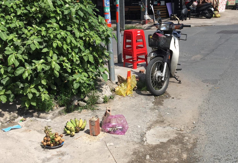 nguo i da n ong bat ngo dung xe len con co gia t ro i nga xuo ng duo ng bat dong