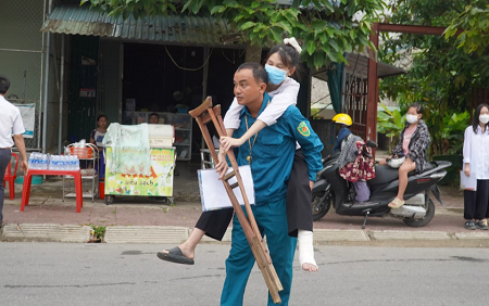 bi tai nan gay chan nu sinh di thi voi doi nang go va duoc bo cong bi tai nan gay chan nu sinh di thi voi doi nang go va duoc bo cong