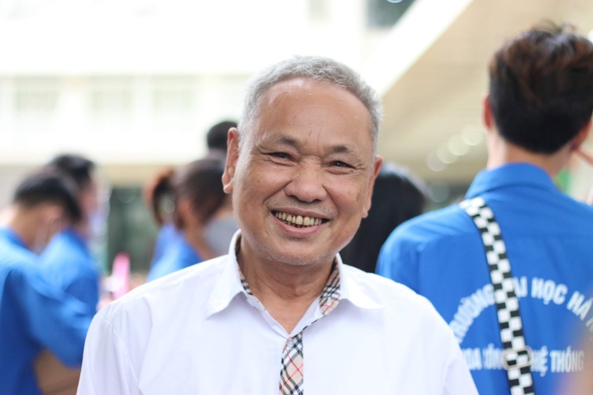 thi sinh dac biet nhat o ha noi cu ong 82 tuoi chong gay di thi tu tai 