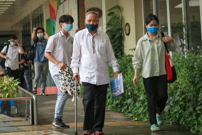 thi sinh dac biet nhat o ha noi cu ong 82 tuoi chong gay di thi tu tai 2
