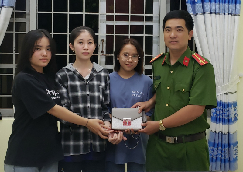 di tam bien ve 3 nu sinh 18 tuoi bat ngo nhat duoc tui xach chua nhieu tien