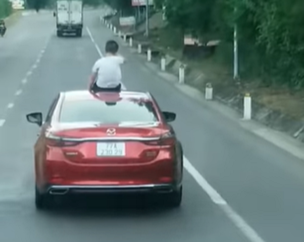 de con trai 9 tuoi ngoi tren mui o to dang chay nguoi me bi tuoc bang lai 2 thang de con trai 9 tuoi ngoi tren mui o to dang chay nguoi me bi tuoc bang lai 2 thang