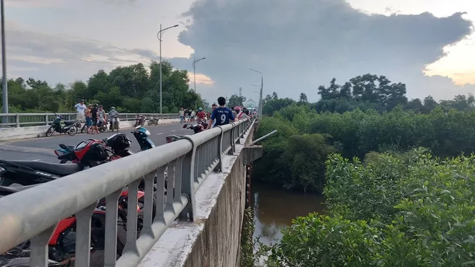 tin tuc phap luat moi nhat ngay 22 7 he lo danh tinh thi the nu bi chay duoi gam cau