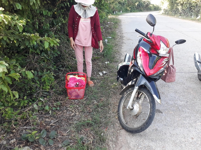 be trai so sinh nam khoc trong gio nhua bi bo lai ven tinh lo be trai so sinh nam khoc trong gio nhua bi bo lai ven tinh lo