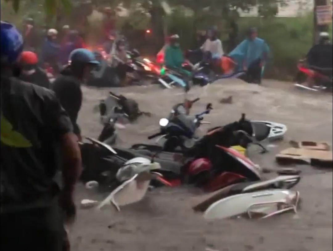 clip nuoc chay cuon cuon nhu lu sau con mua cuon phang nhieu xe may cua cong nhan