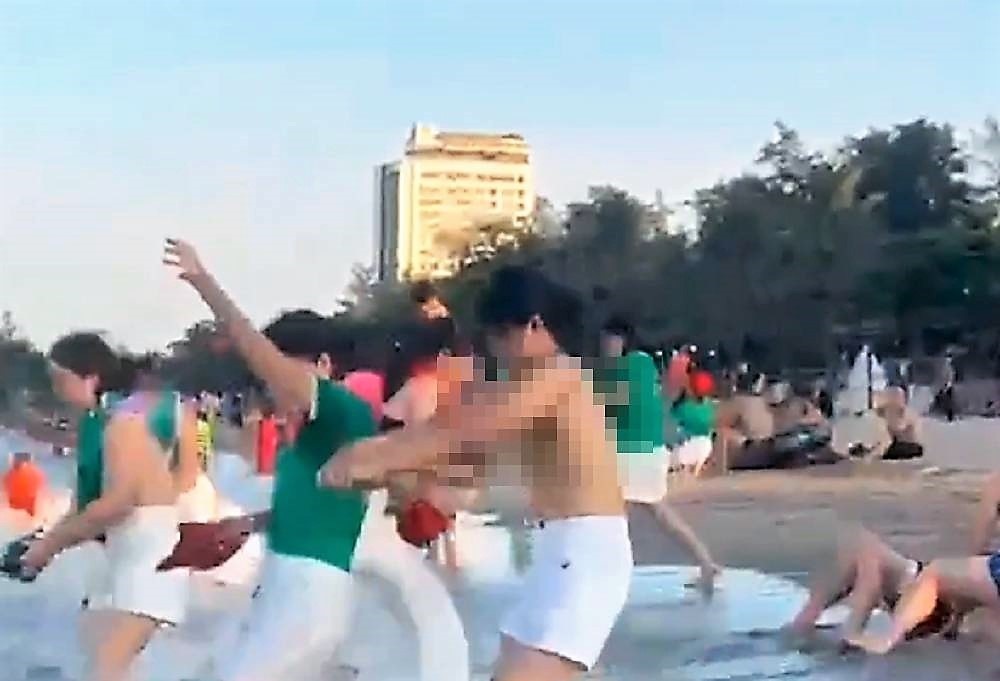 clip nhom nu du khach coi ao nguc de choi team building tren bai bien cua lo clip nhom nu du khach coi ao nguc de choi team building tren bai bien cua lo